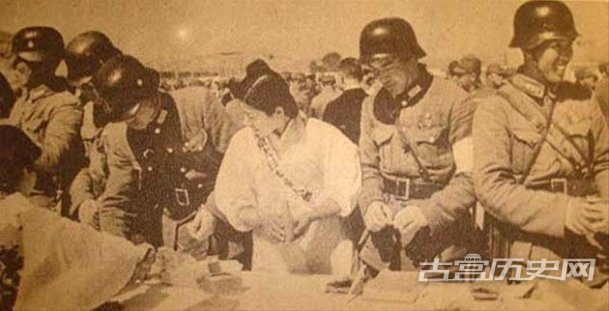 　“皇协军”与日本人在一起。