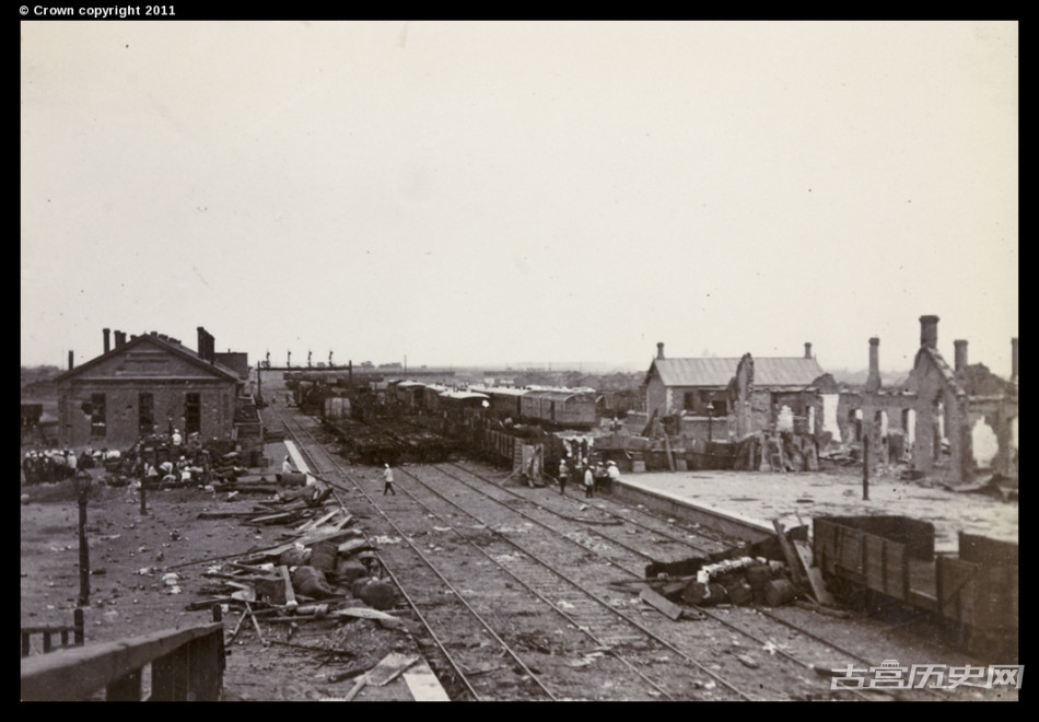 天津站的街垒及被战争毁坏的房屋。