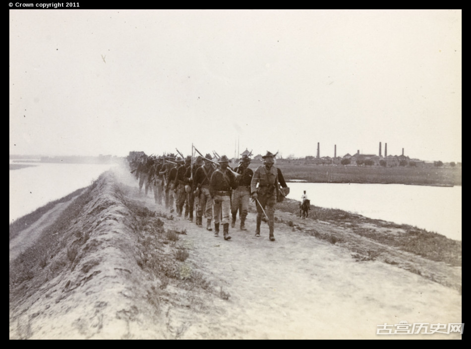 占领天津后，美国陆军正在返回营地。