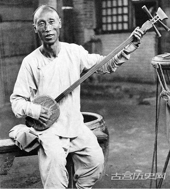 1920年代，北京，茶馆里的艺人。