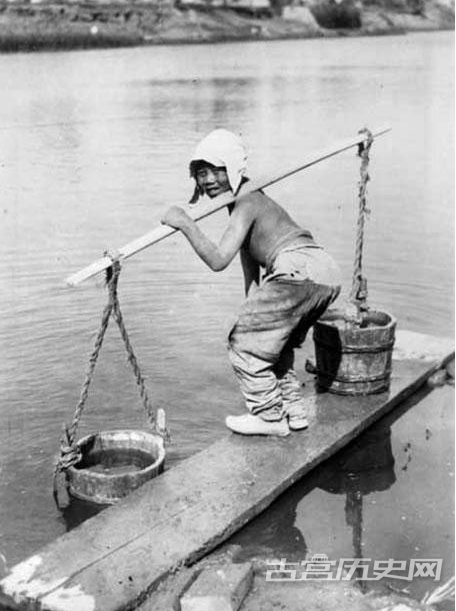 1929年，河边的挑水儿童。