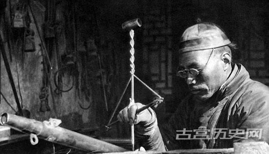 1920年代，北京，制作杆秤。