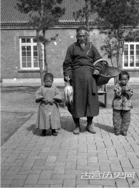 1928年，巡夜老人和两名儿童。