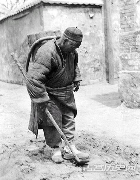 1930年代，华北地区，拾粪的老人。