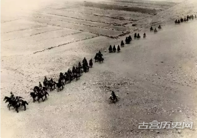 1937年10月，八路军骑兵营向冀西挺进。(沙飞 摄)