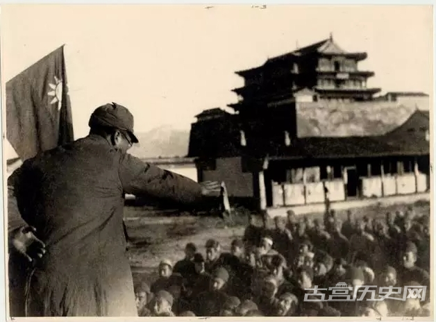 1937年11月，八路军克复察南蔚县，在军民联欢大会上，蔚县人民看见祖国旗帜，欢欣异常。(沙飞 摄)