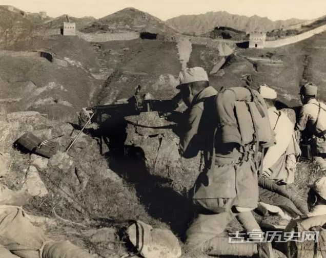 1938年，八路军战斗在古长城，地点在冀西涞源浮图峪南15华里孟良城南。(沙飞 摄)