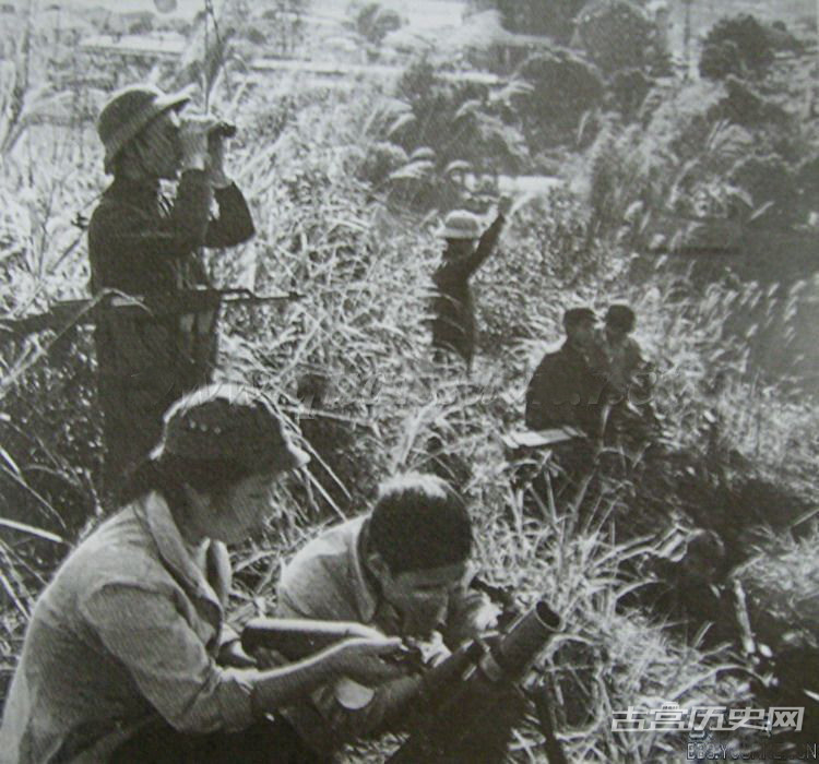 越军某迫击炮分队在向解放军炮击中。