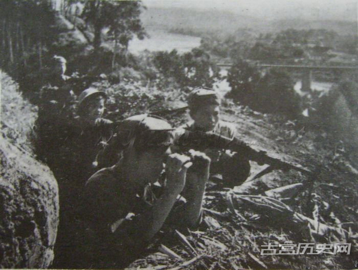 越军在老街高地上监视中国河口对岸的解放军动向。