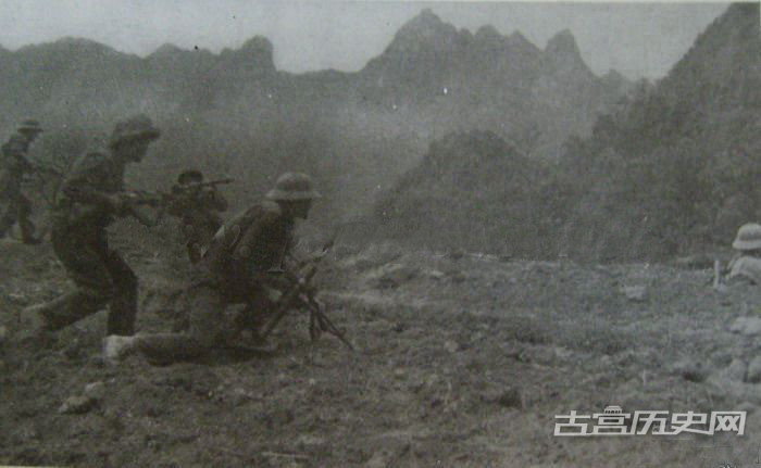 战斗中的越军士兵。