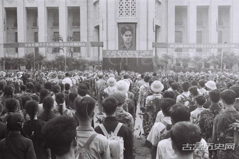 1979年3月5日我军距离越南首都很近了,河内市街头全民总动员。