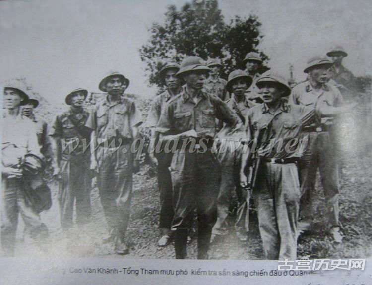 越军高层军官在指挥作战中。