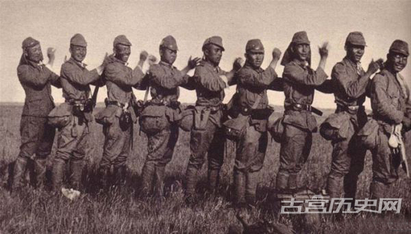 诺门坎战役中的日军丑态，此时显然还没意识到他们离覆灭不远了。