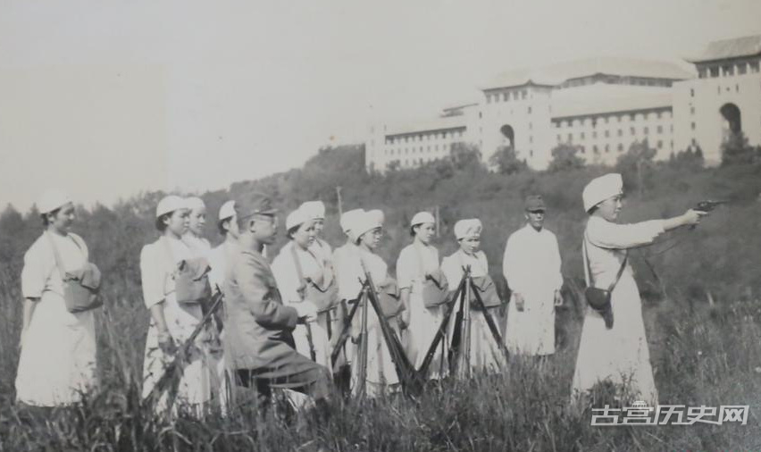 前不久日本的电视剧《红十字 女人们的入伍通知单》讲述了日本战地女护士的故事，由于反战与美化侵略并存引起巨大争议。可真实的战争并不是电视剧所能改变的，真实历史照片中的这些日军护士，居然正在练习枪法。