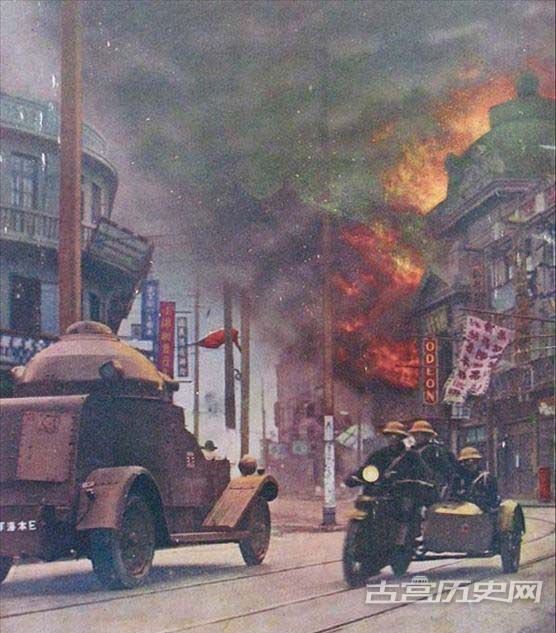这张是日本人自己上色的彩照。日军像瘟疫一样，所到之处战火四起，带来的是死亡的阴影。