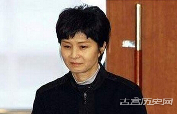 据悉，金贤姬是首次见到日本绑架受害者家属。这也是金贤姬在1997年12月结婚之后首次在公开场合露面。饭塚繁雄一行在会面后举行了记者会。由于双方都希望会面，经日韩两国政府共同努力，此事终于得以实现。