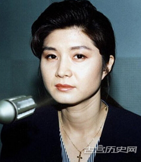 金贤姬1980年3月，被朝鲜劳动党“调查部”选中，远离家庭，在若干“特殊机构”里长年接受包括外国语能力在内的旨在培养一流“工作员”的各种训练，可以熟练使用日语和中文(包括广东话)。