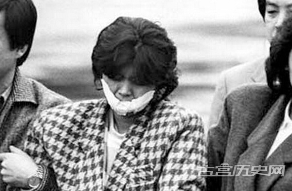 策动了1987年汉城奥运前夕的大韩航空的空难事件，原本想服毒自杀，却失败被捕。後来在韩国接受审问时，一直用标准的日本语与韩国沟通，并捏造了可怜的身世，企图掩盖她是北朝鲜人的身分。直到她在电视上看到韩国人的生活，并不如她在北朝鲜时的水深火热，得知她以前根本就是被洗脑时，终於突破她的心防，承认了一切。
