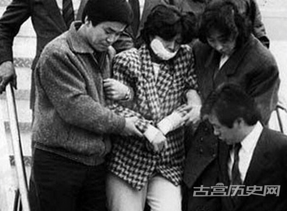 1990年3月27日，金贤姬被汉城地方法院判处死刑。后蒙卢泰愚总统“特赦”，于一年后被释放。后在安企部的保护下从事着述和讲演。其后来出版的题为《现在，作为女人》的手记，在韩日两国都成为畅销书，后又被拍成电影，据说仅版税一项就高达10亿韩元。