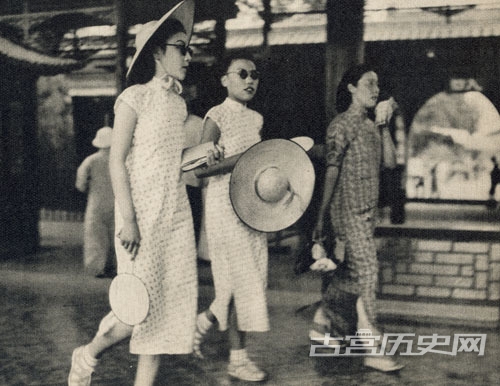 旗袍原为满族服饰，为旗袍的普及而作出贡献的应该是那些年轻的女学生们，她们穿着宽敞的旗袍，引起了各界妇女的羡慕，并纷纷仿效。社会舆论也对此大加赞赏。于是，旗袍便成了当时中国女子最时髦的服装。