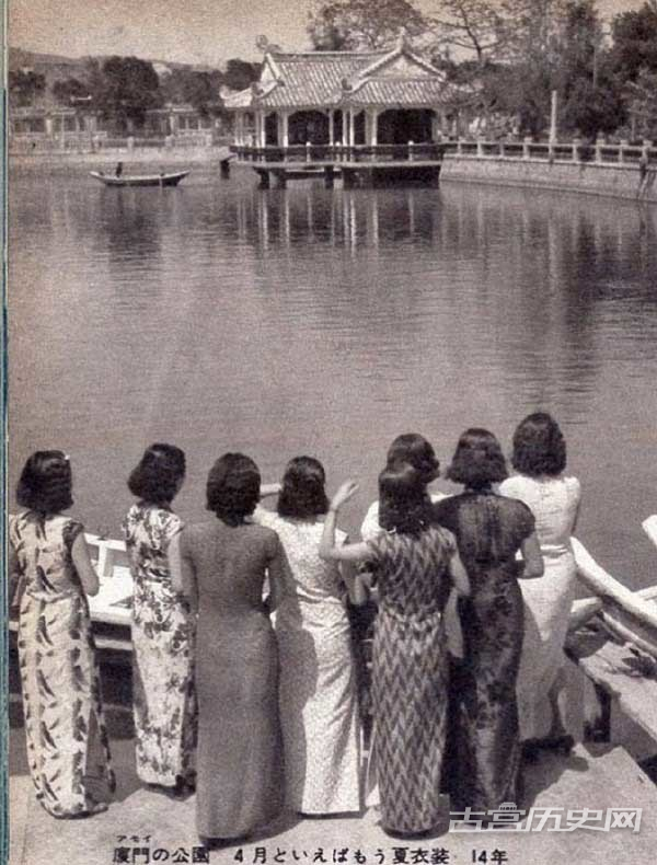 8位穿着各色旗袍的女性在厦门的公园(1939)