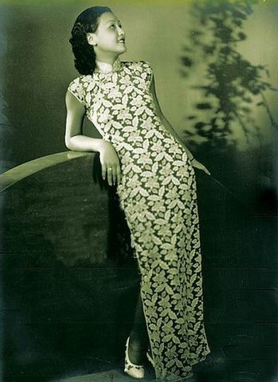 30年代可以说到达了旗袍的黄金期,这时的旗袍不但盛行，而且样式也不断翻新。
