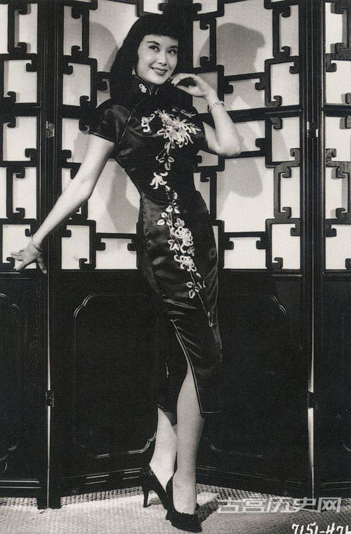 40年代是旗袍黄金时代在时间上的延续，旗袍式样更趋向于缩短衣长，减低领高，袖长短至肩下2-3寸，甚至没有袖子，外形如流线型。