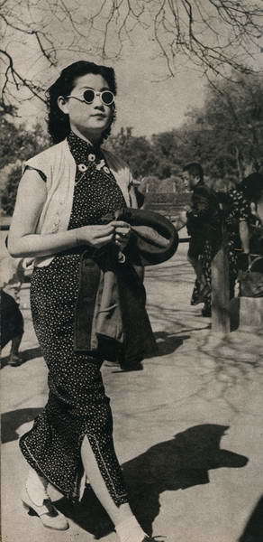 在北京中央公园散步的民国摩登女子(1940)