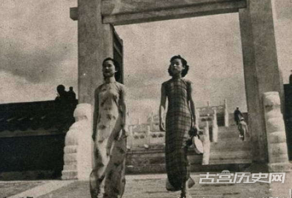在天坛公园里的两位旗袍美女(1941)