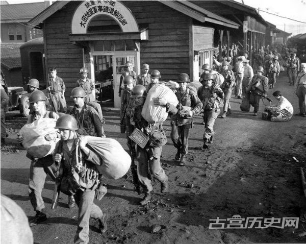史密斯特遣队抵达大田，他们是美国陆军第一批介入朝鲜战争的军队，图中的士兵们在随后的几天内被朝鲜人民军所击毙或俘虏。