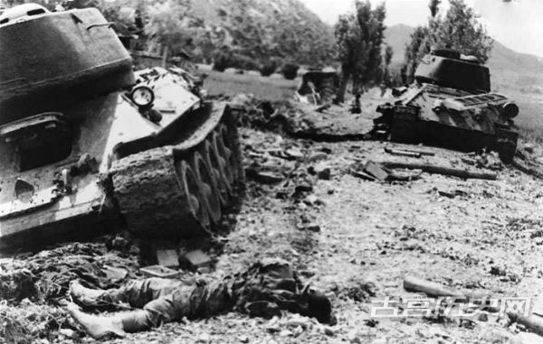 釜山包围圈附近被摧毁的朝鲜坦克，T-34-85坦克不可摧毁的神话就此被打破。