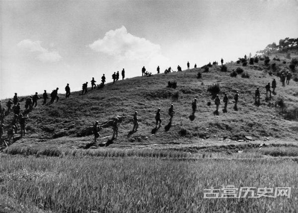 在釜山防御圈上巡逻的美军，仁川登陆前，釜山附近的战斗中美军已经占据上风。