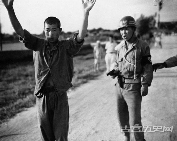 韩国宪兵持枪威胁一名“共产党同情者”。