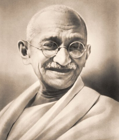 甘地被称作“非暴力不合作之父”，他认为，真正的强大不是暴力，而是非暴力，暴力在本质上才是虚弱的表现;坦然接受暴力打击的人，他身上就蕴藏着比任何暴力都更加强大的力量。
