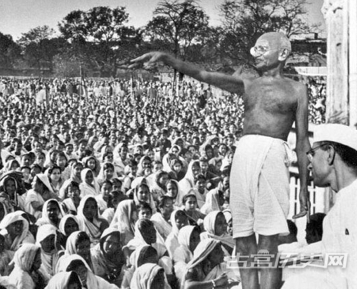 甘地对“非暴力”的信念如此坚定，把它当作解决一切社会问题的灵丹妙药，于是在很多时候显得迂腐，特别在二战期间，他就局势发表的一些呼吁和见解，今天看来都颇为荒唐。
