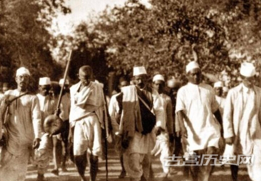 在甘地“坚持真理”的运动中，其中有一次着名的“食盐长征”。1930年甘地带领成千上万的信众来到丹地海岸自制食盐，导致5万人被捕入狱。而他的信奉者，女诗人萨罗吉尼奈杜则率领 2500名志愿者向苏拉特进军，准备占领那里的巨型盐场。