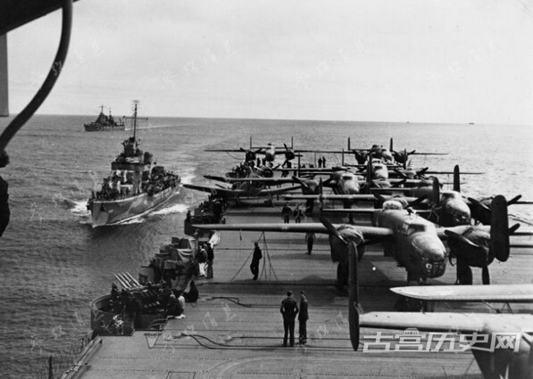 图为摄影师在舰队航行途中拍摄的B-25机群，左侧可看到2艘美海军护航舰。