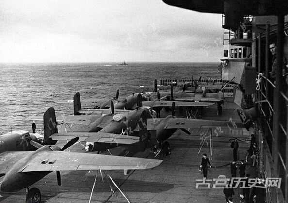 图为从大黄蜂号舰岛的另一个角度拍摄的，停放在甲板上的B-25机群。