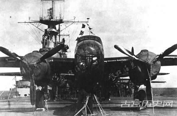 图为4月18日空袭前，几名机组人员在大黄蜂号的甲板上对B-25B轰炸机进行最后检查。