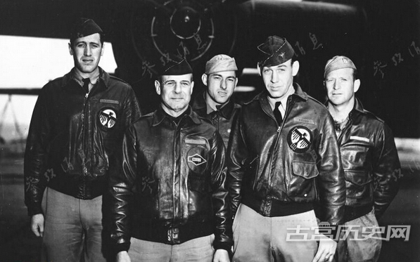 图为空袭东京前，杜立特机组在大黄蜂号航母上合影留念，图中左起第二位就是杜立特中校。4月18日，他亲自驾驶第一架B-25从航母上起飞。