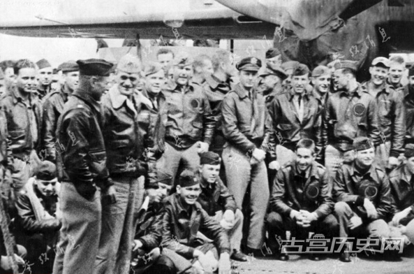 图为出击前，杜立特和参加空袭的美军机组成员们交谈。