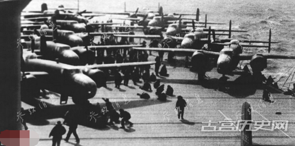 图为4月18日晨，B-25机群集中在航母飞行甲板后部，准备起飞。