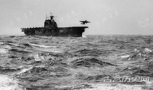 图为1942年4月18日，记者从美海军护航舰上拍摄的，参与空袭东京的其中一架B-25B从“大黄蜂”号航母上升空的瞬间。