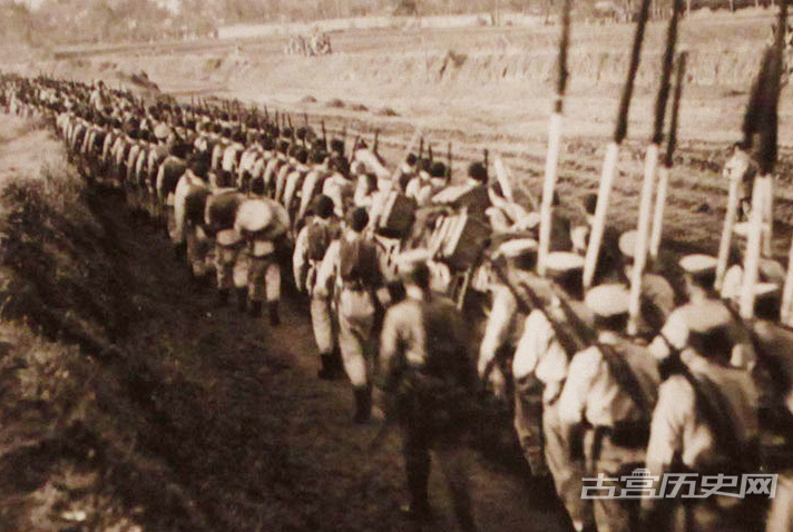 1905年5月，北洋六镇新军全部练成，兵额近7万人。图为1907年，京旗常备军编为陆军第一镇后，与第六镇在涿州附近演习。