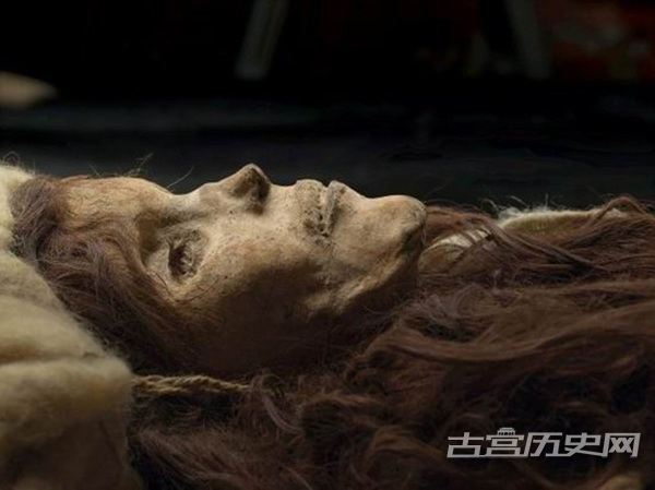 中国楼兰小河女尸 如图，这个女性尸体挖掘于中国新疆维吾尔自治区地区，她已有3800年历史，仍面部朝上。她是“丝绸之路之谜”展览中最神秘的一具干尸，小河女尸呈现出西方人的面部特征。目前她的身世仍是一个谜团，她的鼻子结构保存完好，与传统中国女性存在一定的差异。
