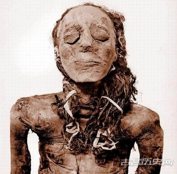 埃及女祭司Nesitanebetashrua A的颈部 这具3000年前的埃及女性尸体被认为是21世纪一项重大发现，她的尸体上涂有象征女性的黄赭色，从而使她死后数千年仍看上去栩栩如生，这具木乃伊尸体处理状况表明她生前具有较高的社会地位，应该是一位女祭司。这具木乃伊填充香料处理得十分细致，内脏器官从身体中取出，再在腹部切口处覆盖亚麻布，在背部、手臂、腿部的一些切口进行了细致地垫料。值得注意的是她的眼睛外观，以及颈部包裹着亚麻布，从而保存至今看上去非常像雕像。