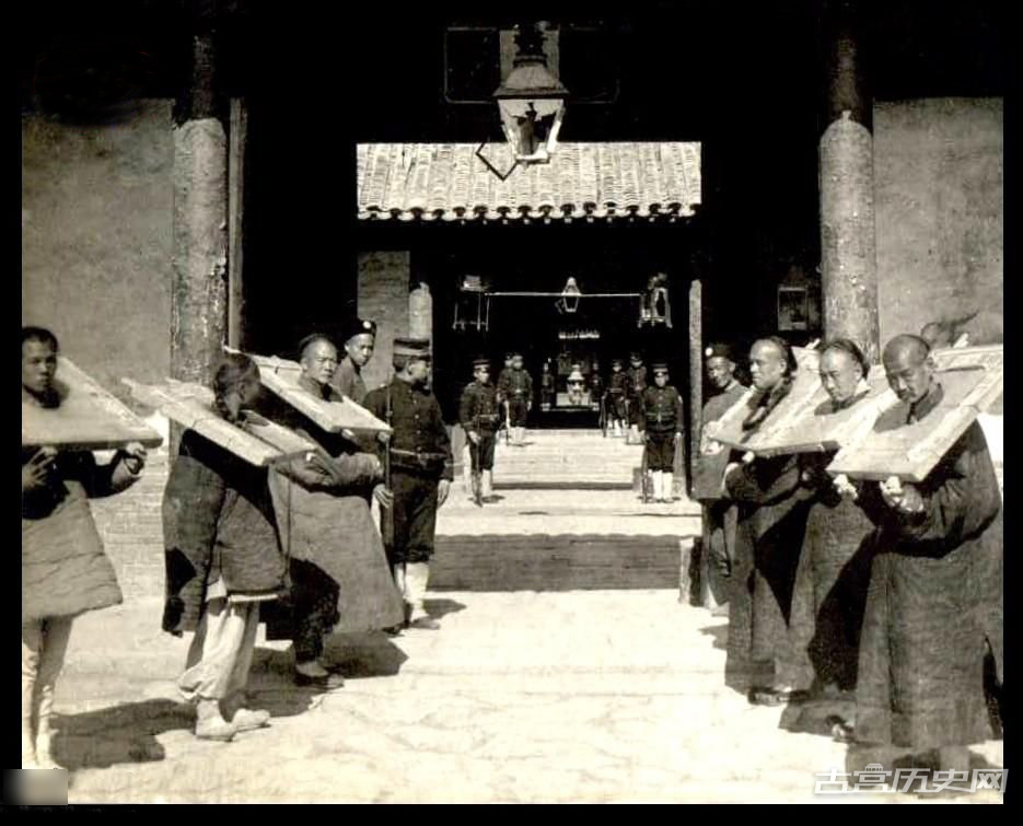 这张照片是在1900年，天津，监狱外面。持枪者是八国联军的日本鬼子狱警。