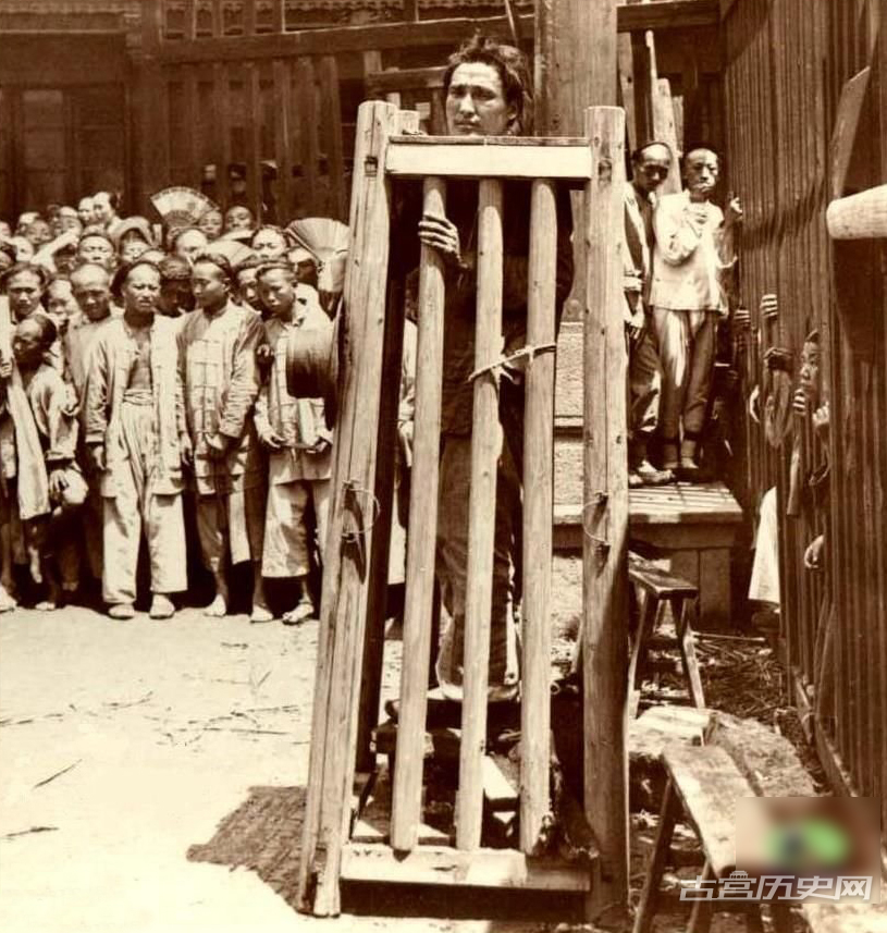 这是站笼，摄于1900年，被定罪的人已经在这里了几天。 他站在一堆石头薄(或木板)。