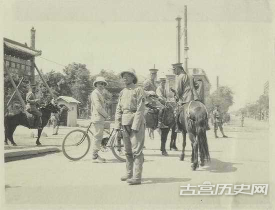 张勋部队到达北京，1917年张勋复辟时街头的“辫子军”及北京的警察。