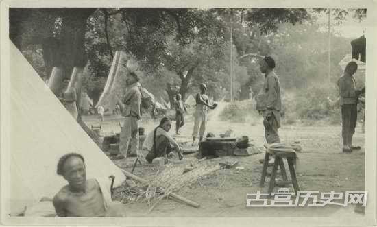 张勋的辫子军在故宫里扎营。